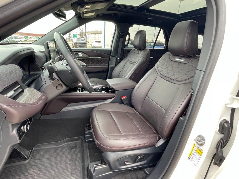 Used 2025 Ford Explorer Platinum w/ LUX Leather Package AWD/4WD image 28