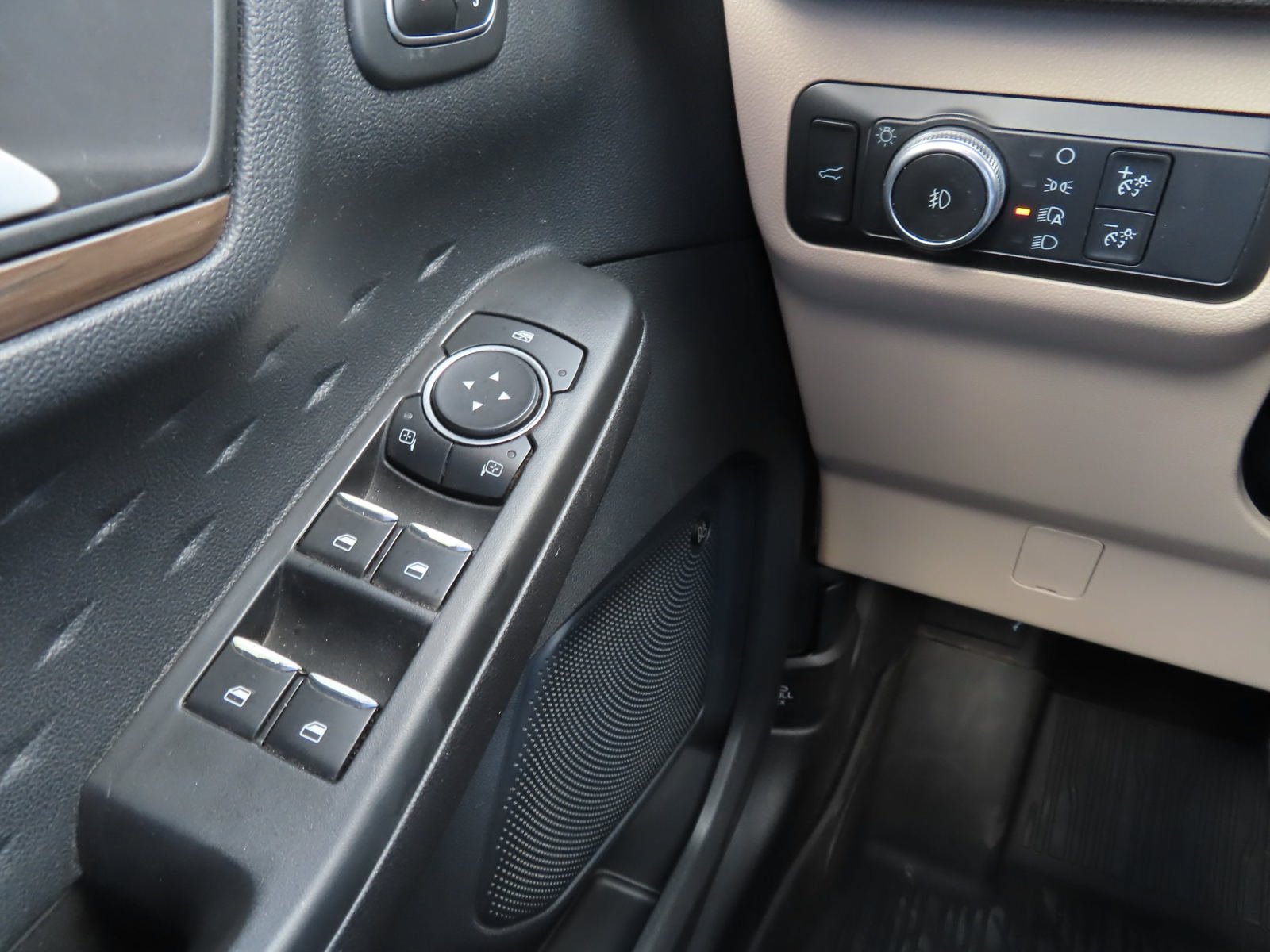 Used 2020 Ford Escape Titanium AWD/4WD image 26