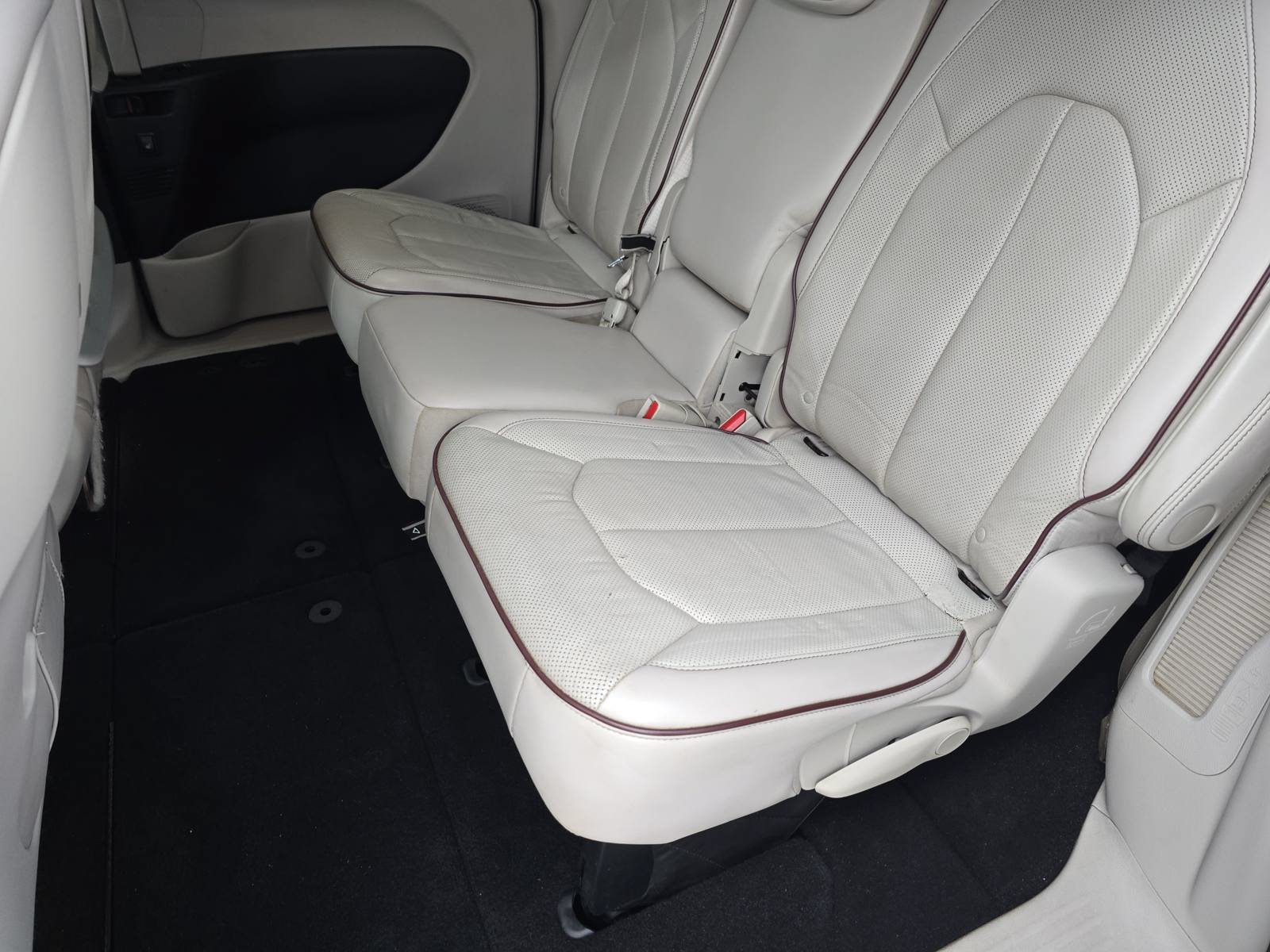 Used 2017 Chrysler Pacifica Limited w/ UConnect Theater Package FWD image 15
