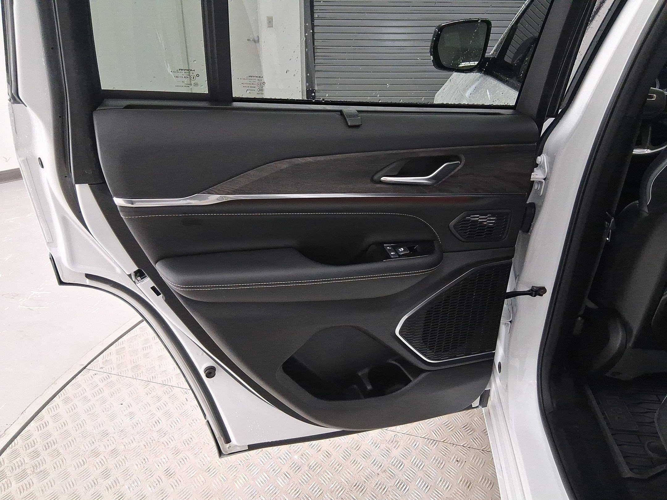 Used 2024 Jeep Grand Cherokee Overland w/ Luxury Tech Group IV image 28