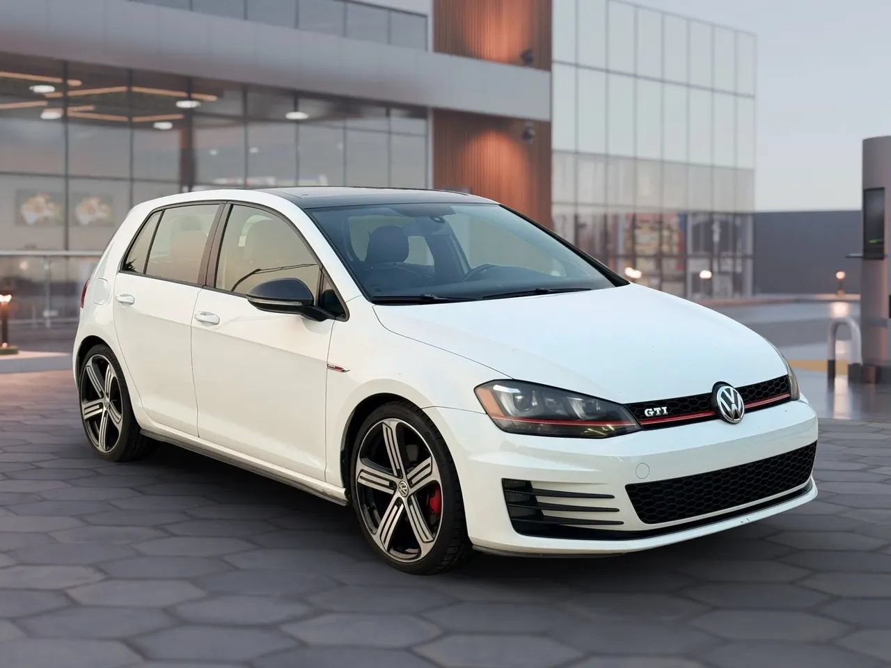 Used 2015 Volkswagen Golf 4-Door FWD image 4