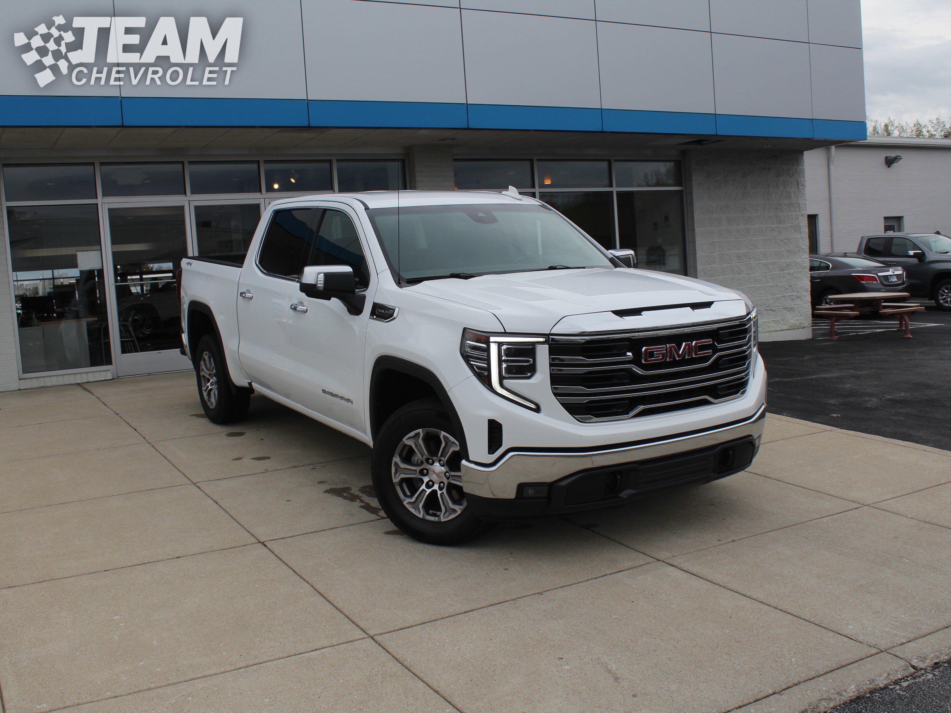 Used 2024 GMC Sierra 1500 SLT AWD/4WD image 2