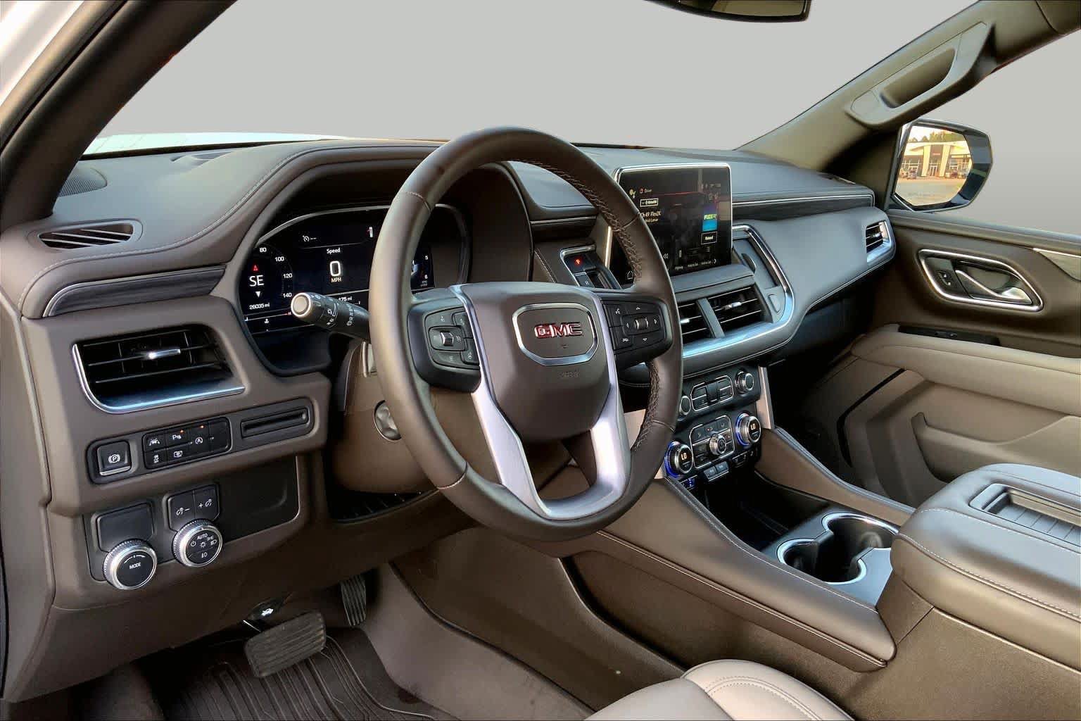 Used 2024 GMC Yukon SLT w/ SLT Luxury Package RWD image 17