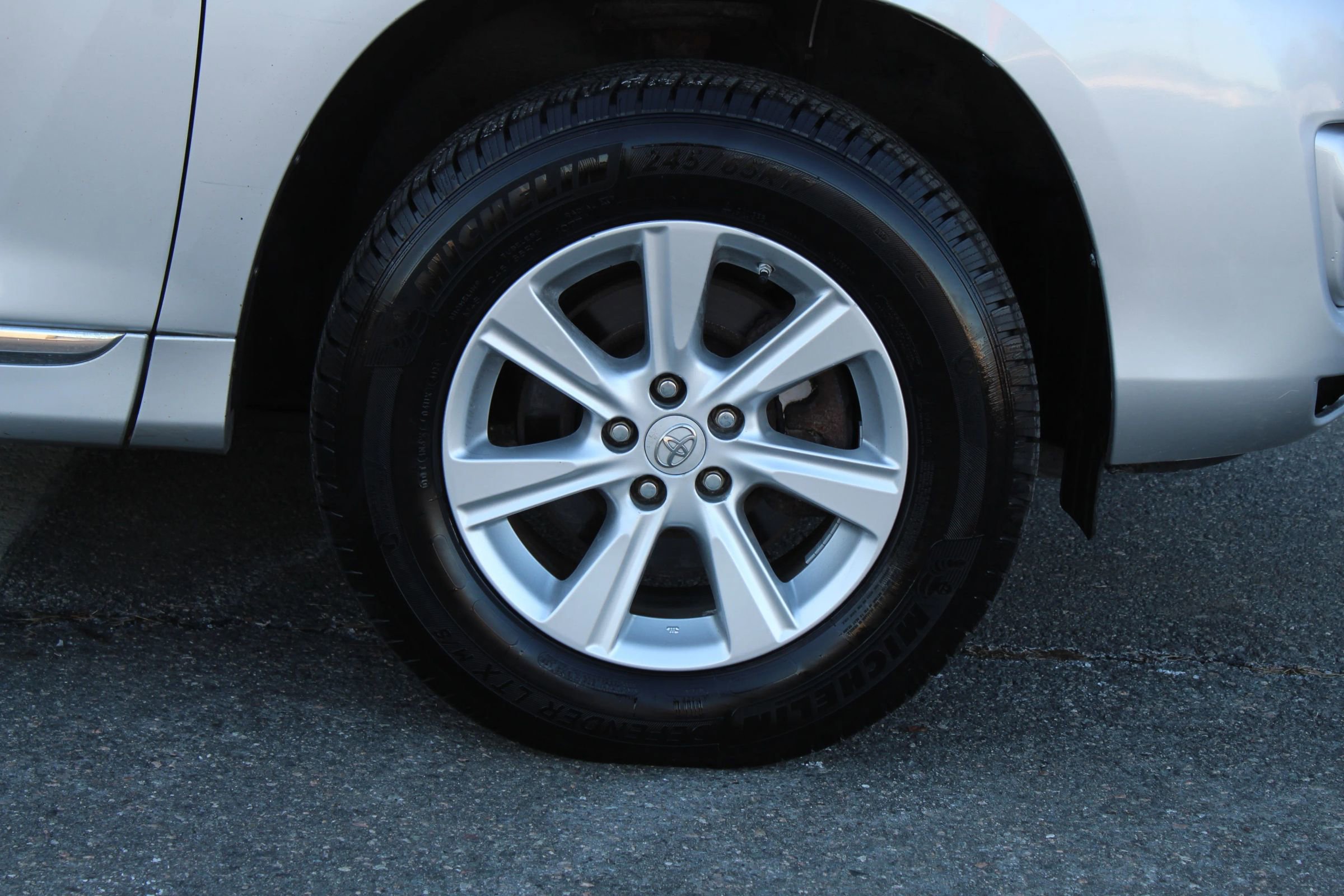 Used 2011 Toyota Highlander Hybrid w/ Cold Weather Pkg image 35