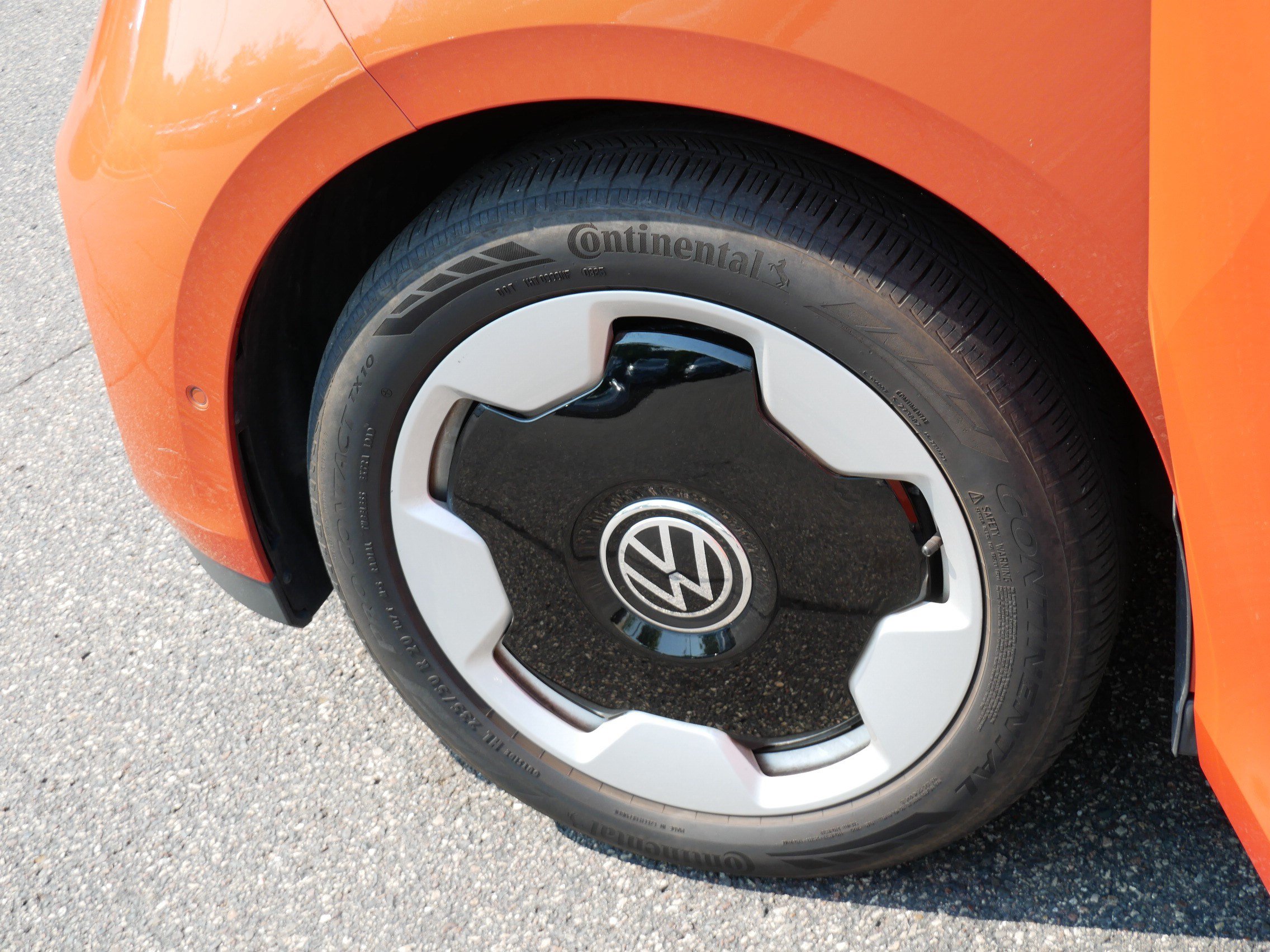 Certified 2025 Volkswagen ID. Buzz Pro S Plus RWD image 15