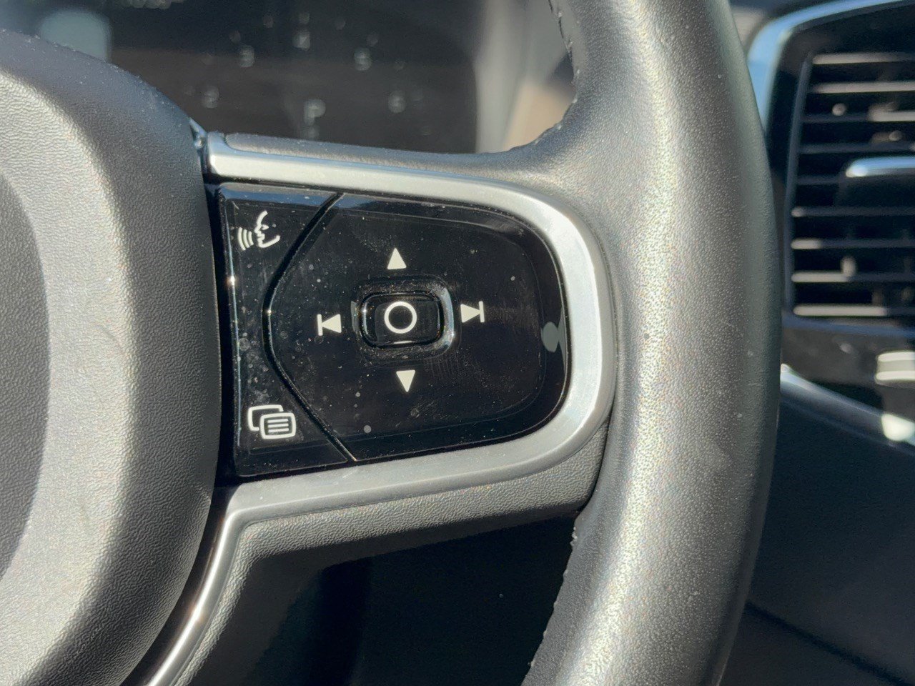 Used 2018 Volvo XC90 T6 Momentum w/ Convenience Package AWD/4WD image 19
