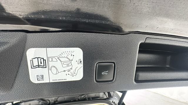 Used 2020 Ford Escape Titanium image 16