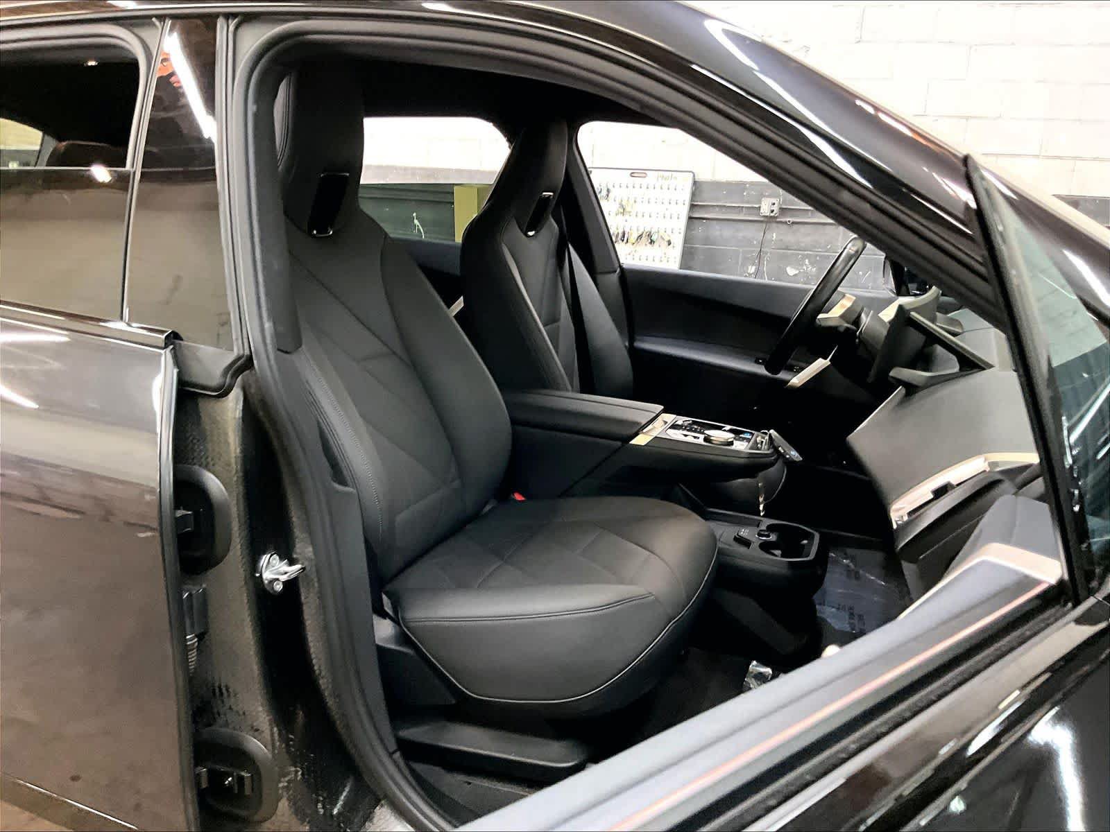 Used 2024 BMW iX xDrive50 w/ Sport Package AWD/4WD image 10