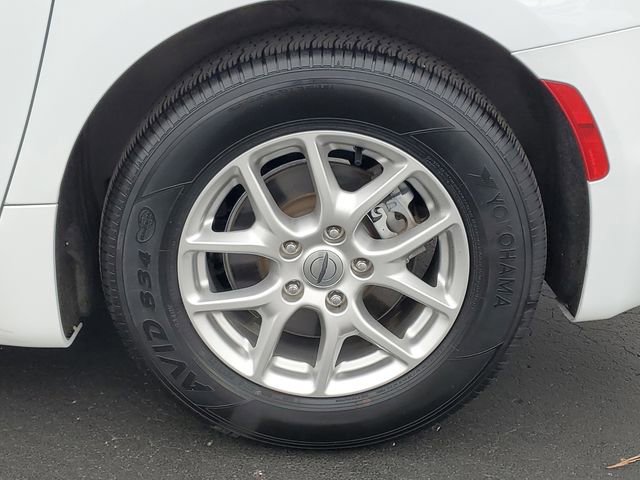 Used 2024 Chrysler Pacifica Touring-L FWD image 7