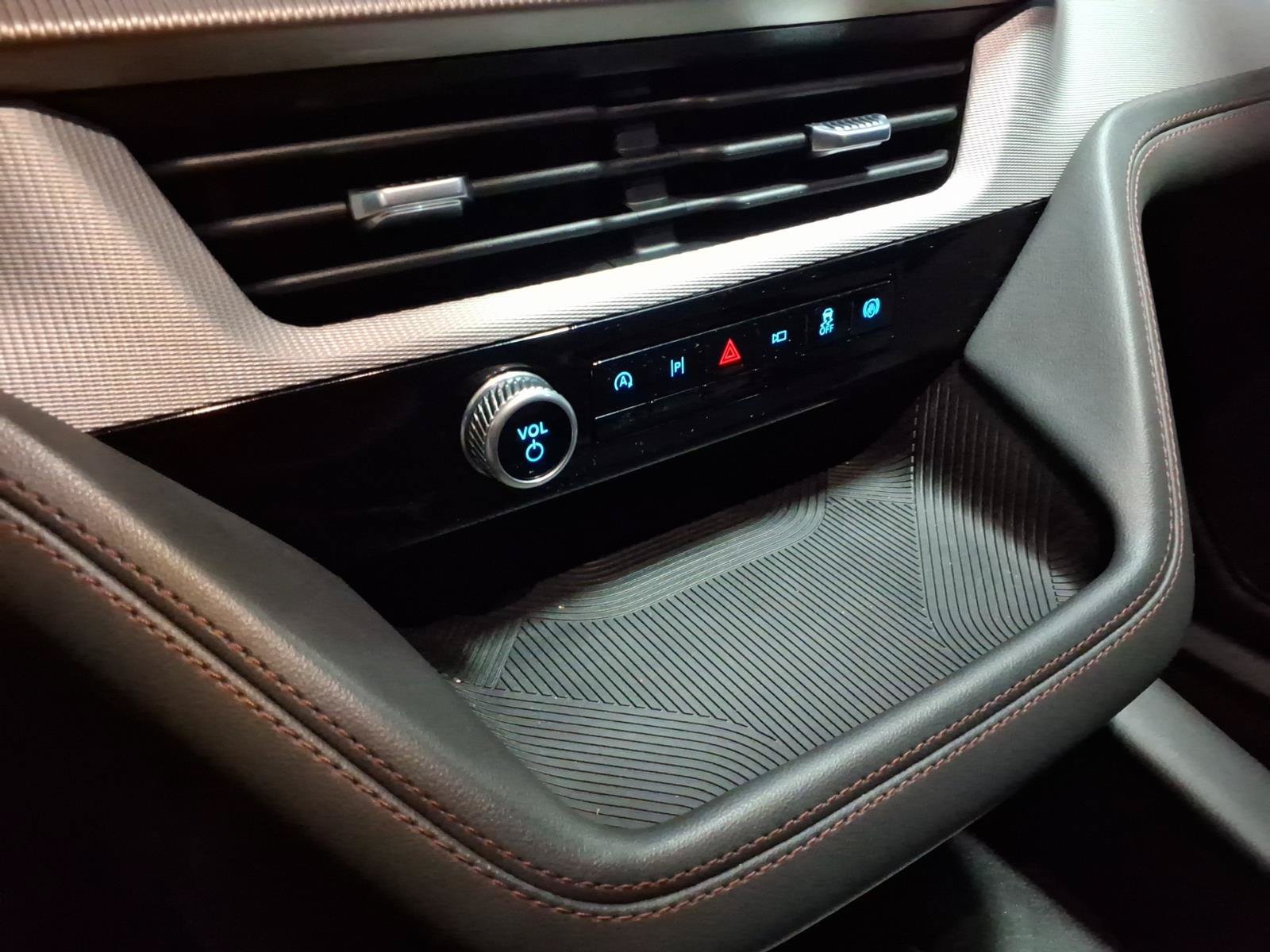 Certified 2025 Ford Explorer Active AWD/4WD image 15