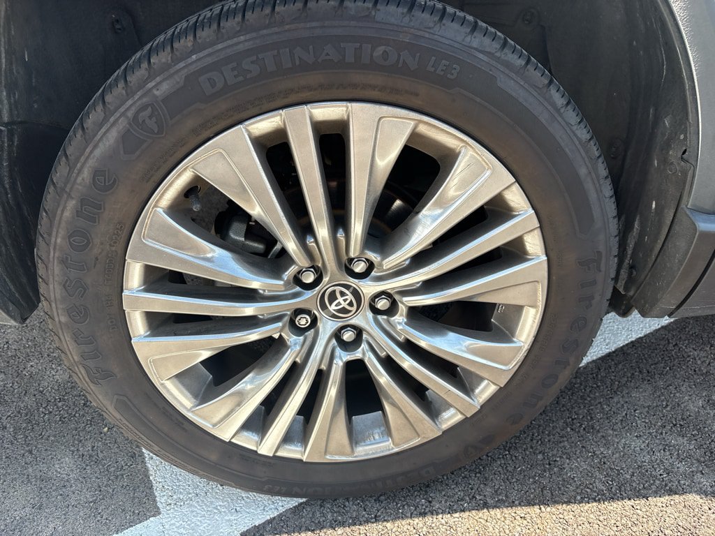 Used 2023 Toyota Venza XLE AWD/4WD image 14