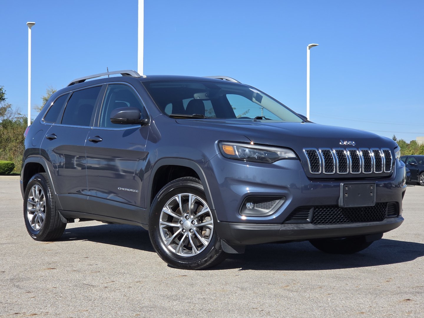 Used 2019 Jeep Cherokee Latitude Plus w/ Comfort/Convenience Group AWD/4WD image 2