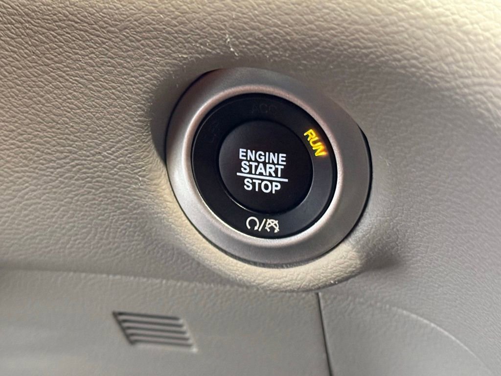 Used 2024 Chrysler Pacifica Touring-L image 30