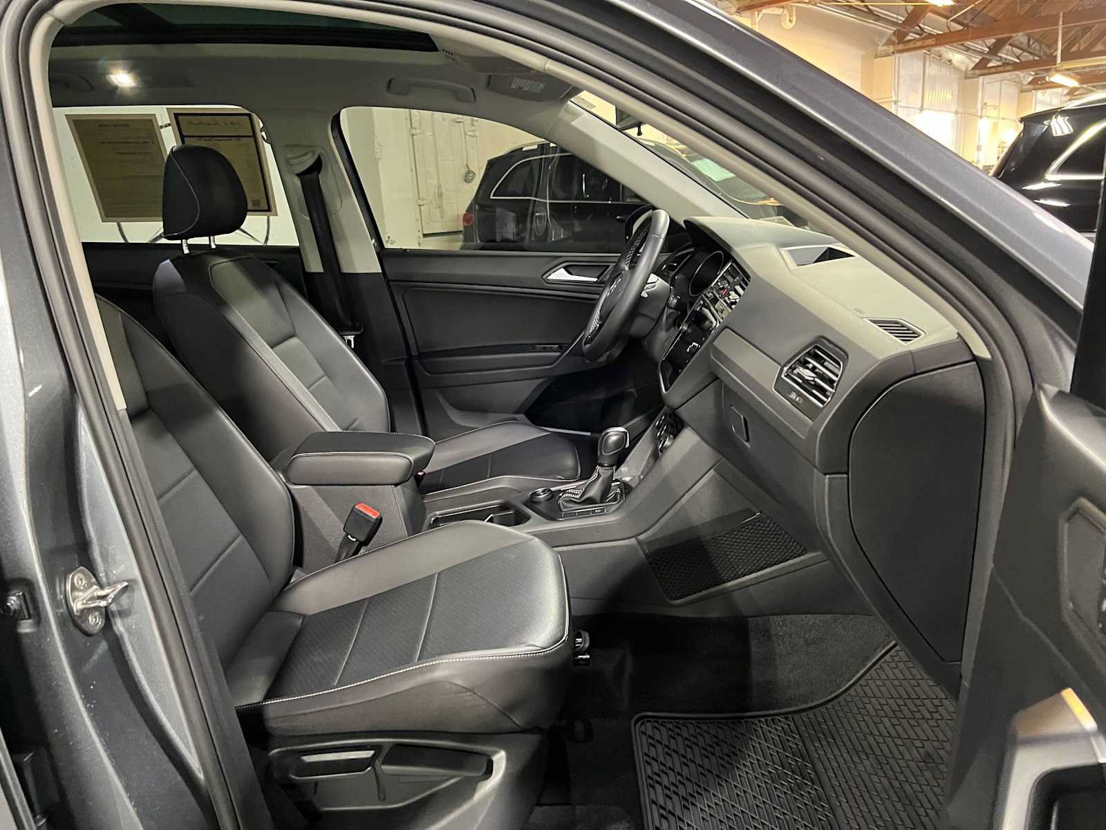 Used 2021 Volkswagen Tiguan SE w/ Panoramic Sunroof Package AWD/4WD image 12