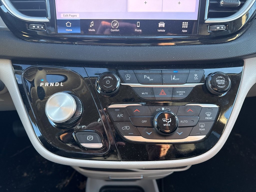 Used 2024 Chrysler Pacifica Touring-L image 34