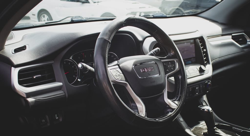 Used 2018 GMC Acadia SLT FWD image 2