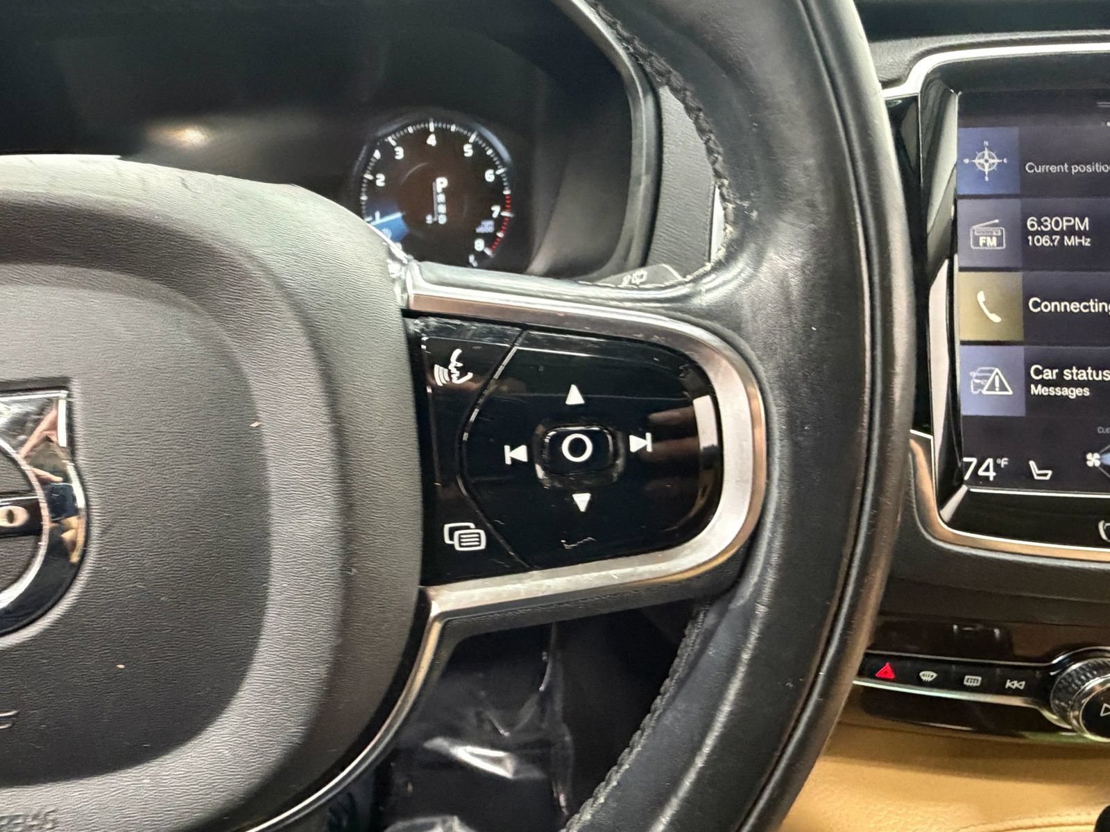 Used 2016 Volvo XC90 T6 Momentum w/ Momentum Plus Package AWD/4WD image 27