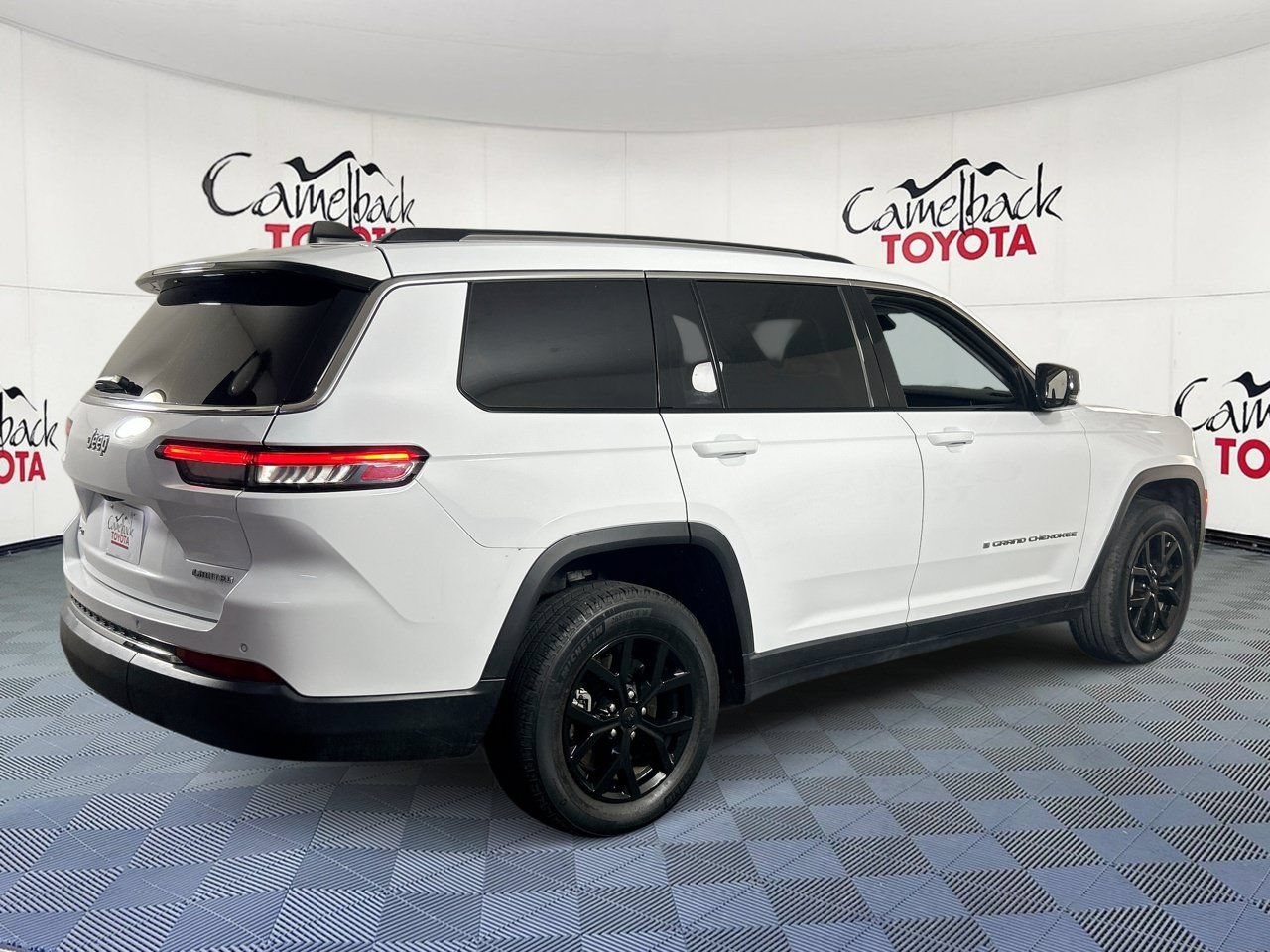 Used 2023 Jeep Grand Cherokee L Limited AWD/4WD image 7