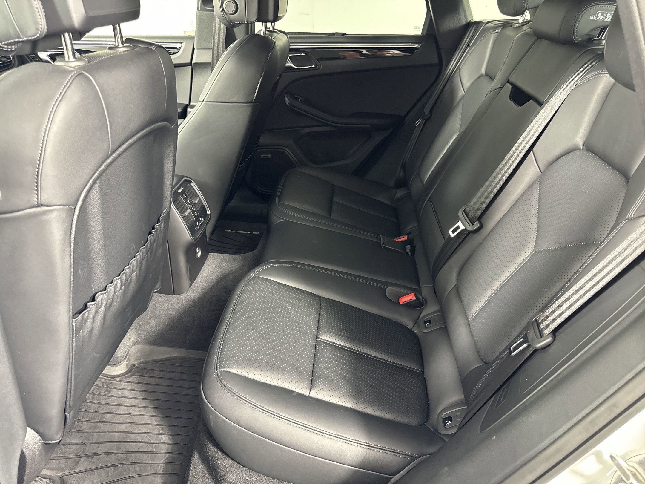 Certified 2025 Porsche Macan image 15
