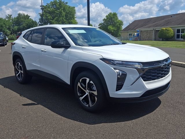 New 2026 Chevrolet Trax RS w/ Sunroof Package FWD image 2