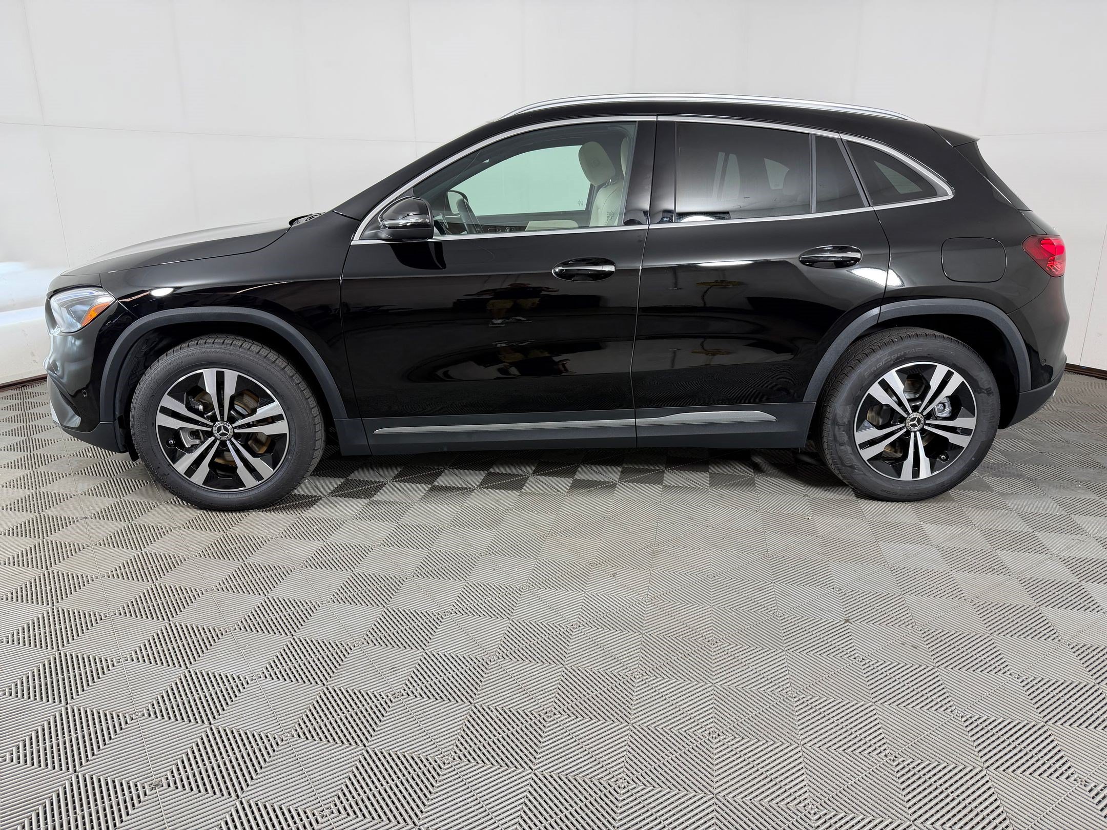 Used 2025 Mercedes-Benz GLA 250 image 2