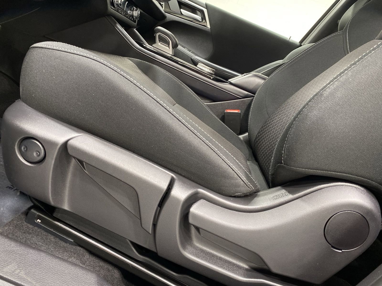 Used 2025 Mitsubishi Outlander ES image 12