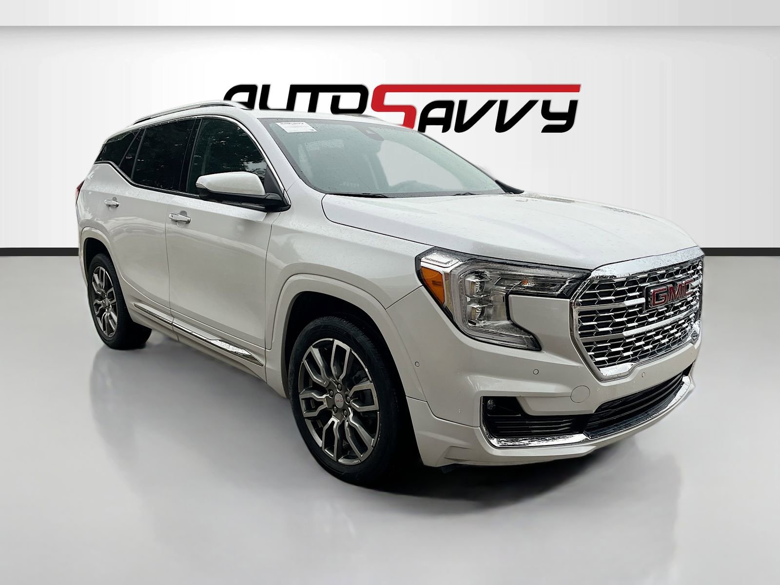 Used 2024 GMC Terrain Denali w/ Denali Premium Package image 1