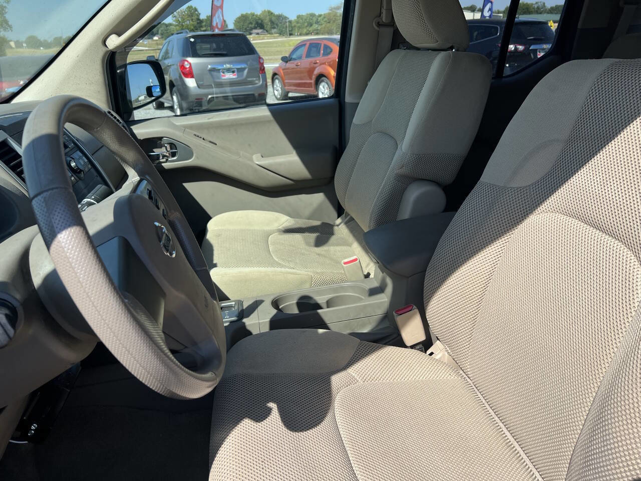 Used 2011 Nissan Frontier SV image 8