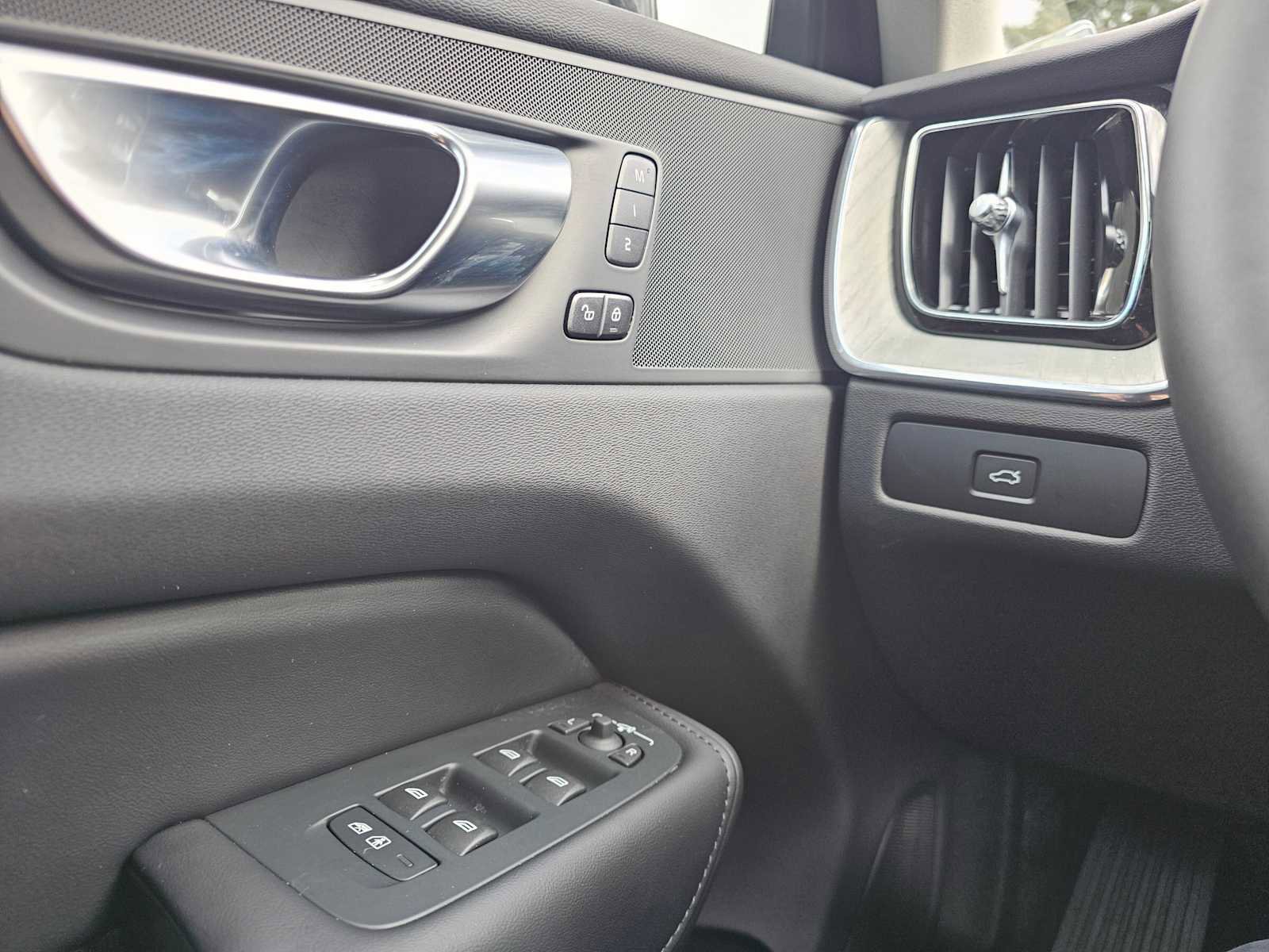 Used 2025 Volvo XC60 B5 Plus w/ Protection Package Premier image 31