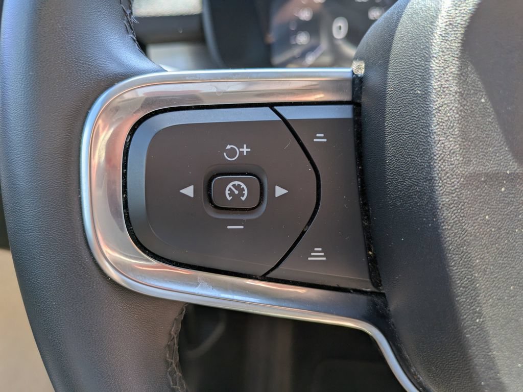 Certified 2022 Volvo XC40 T4 Momentum FWD image 26