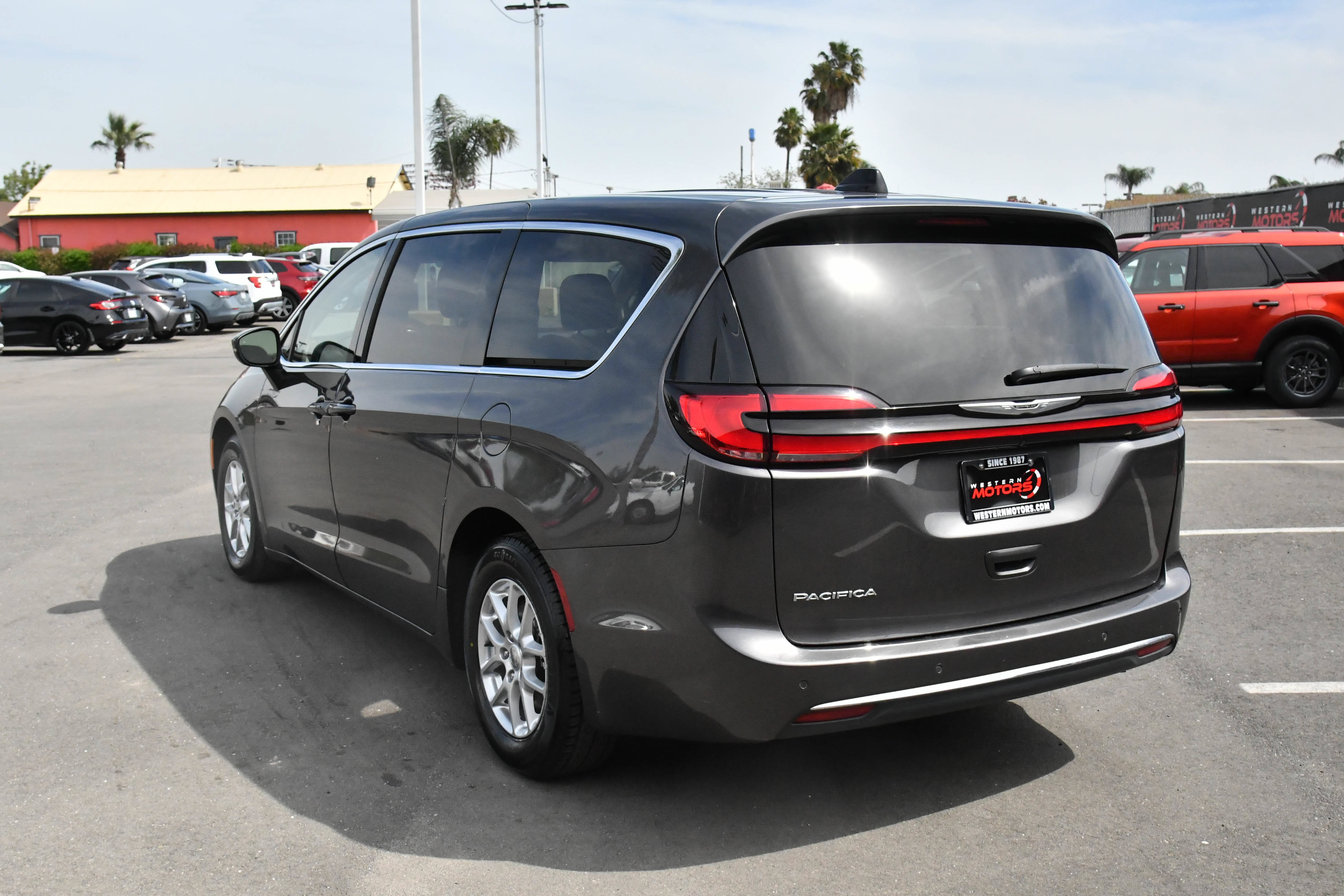 Used 2023 Chrysler Pacifica Touring-L FWD image 6