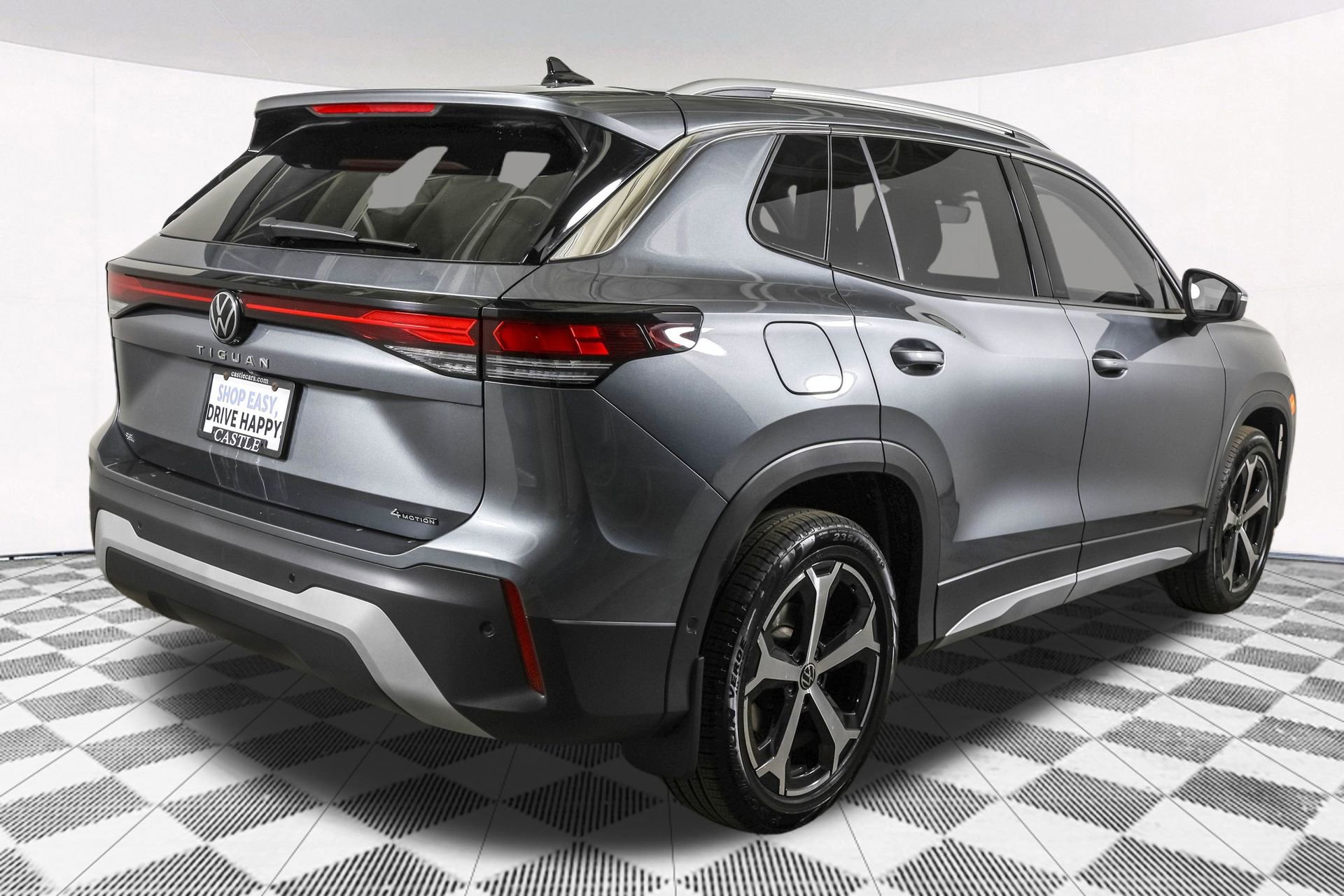 Used 2025 Volkswagen Tiguan SE w/ Panoramic Sunroof Package image 14