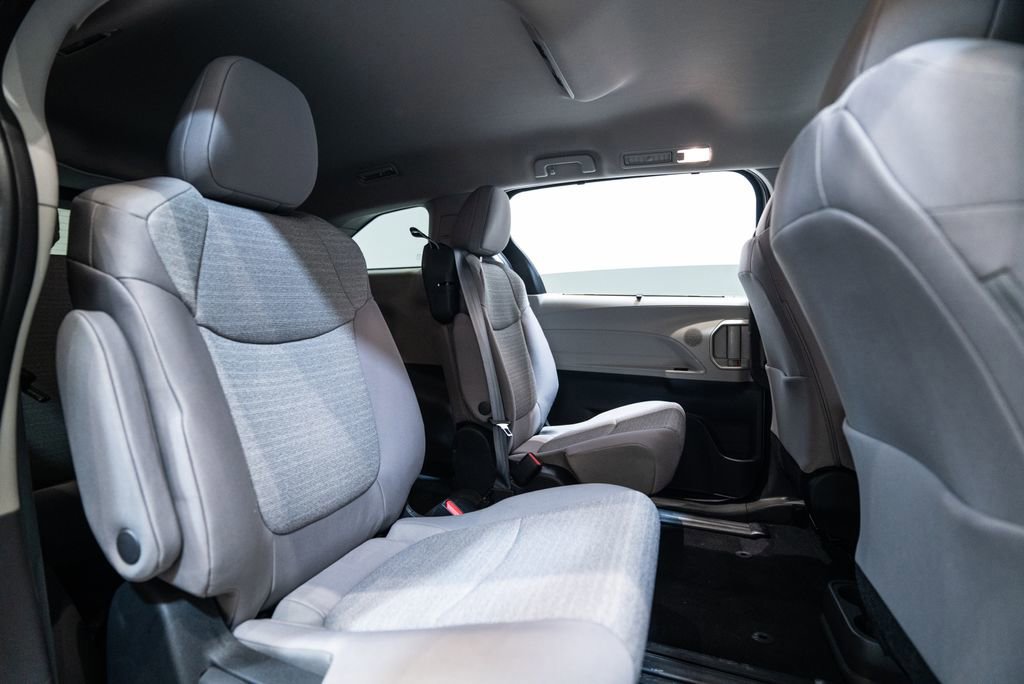 Certified 2023 Toyota Sienna LE image 31