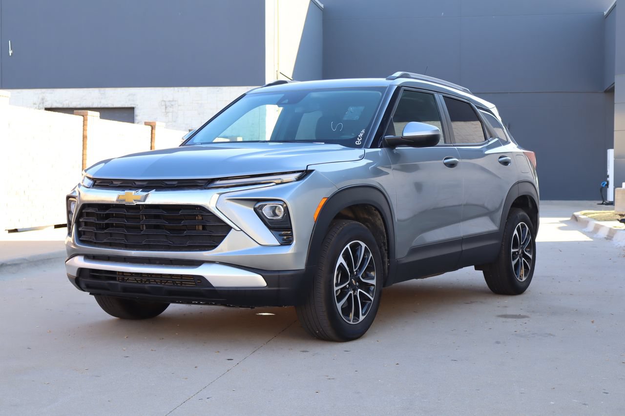 Used 2026 Chevrolet TrailBlazer LT AWD/4WD image 2