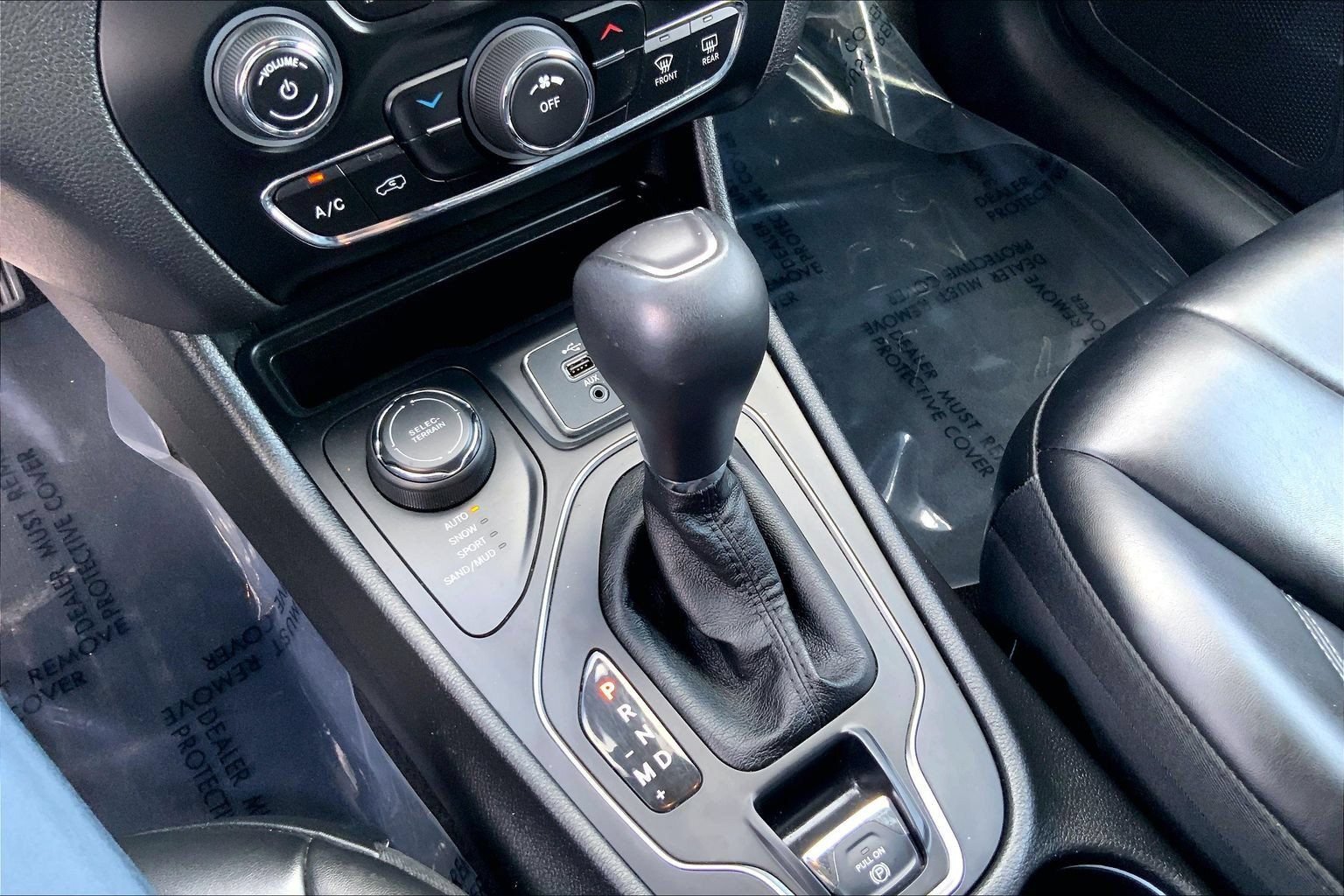 Used 2019 Jeep Cherokee Latitude Plus AWD/4WD image 15