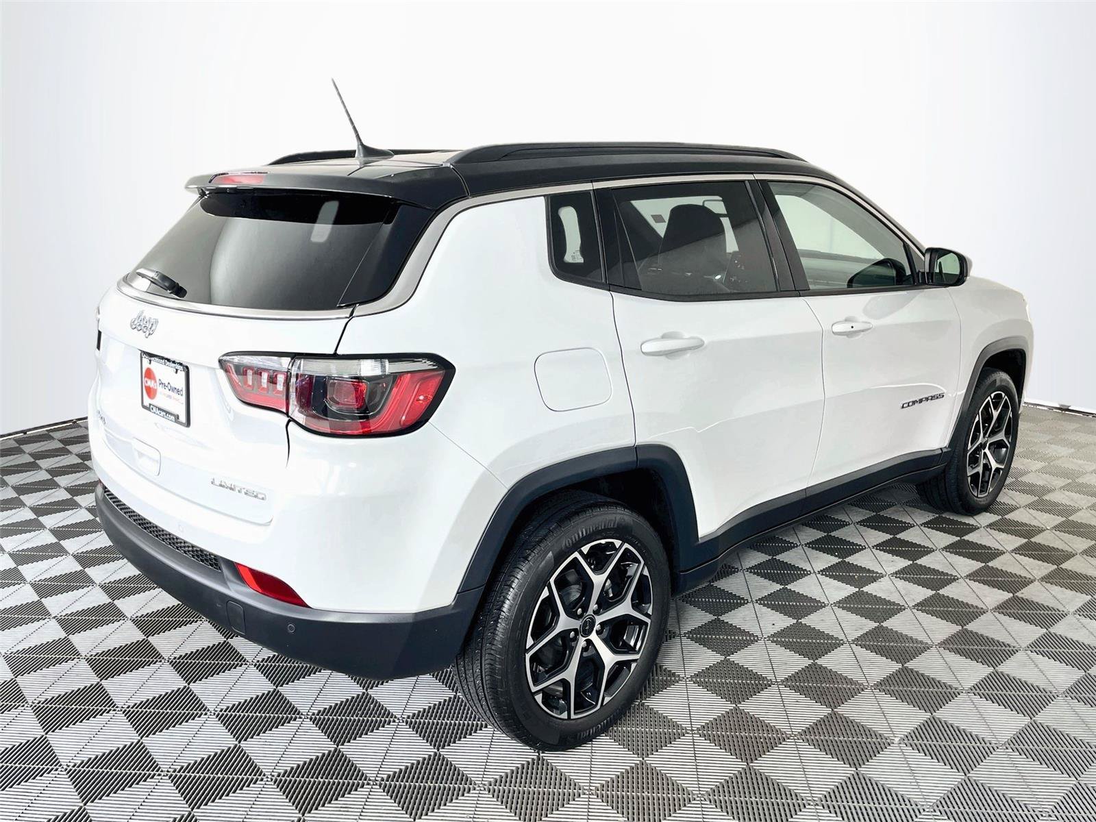 Used 2025 Jeep Compass Limited AWD/4WD image 9