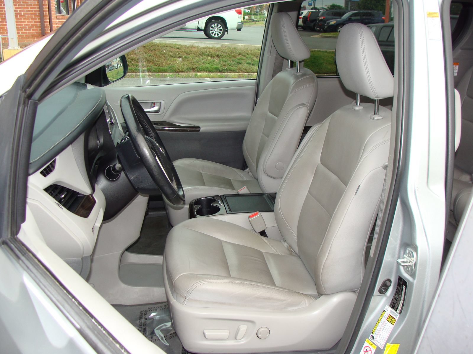 Used 2019 Toyota Sienna XLE w/ XLE Navigation Package FWD image 7