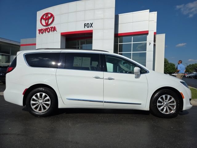 Used 2017 Chrysler Pacifica Touring-L FWD image 8