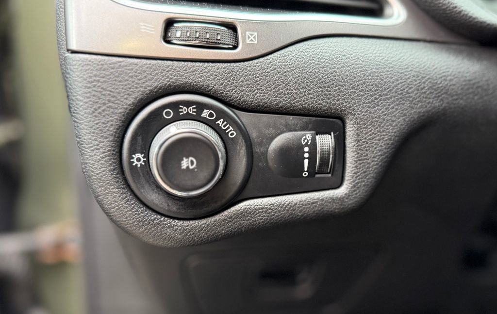 Used 2019 Jeep Cherokee Latitude w/ Popular Appearance Group image 22