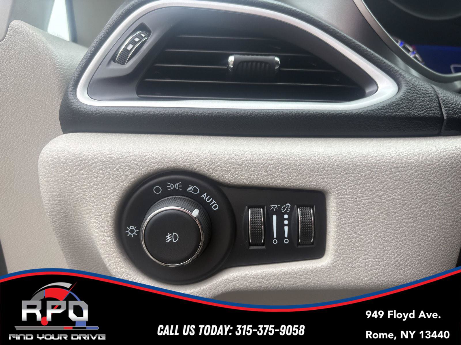 Used 2024 Chrysler Pacifica Touring-L FWD image 27