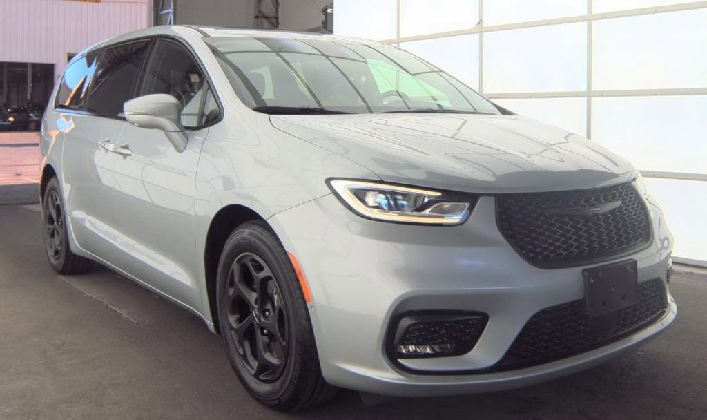 Used 2022 Chrysler Pacifica Limited w/ Uconnect Theater Family Group FWD image 3