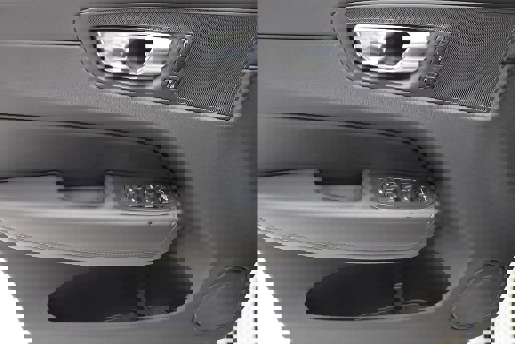 Used 2025 Volvo XC60 B5 Core image 16