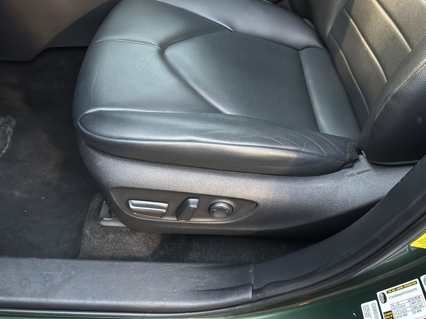 Certified 2023 Toyota Highlander XLE image 28