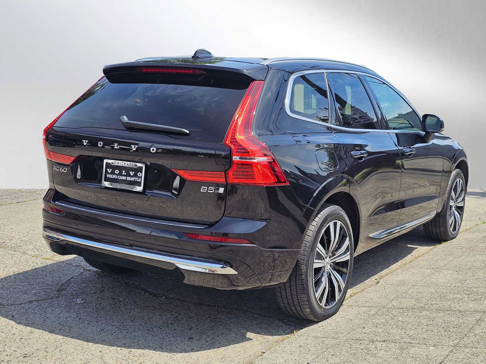 Used 2023 Volvo XC60 B5 Plus w/ Climate Package AWD/4WD image 3