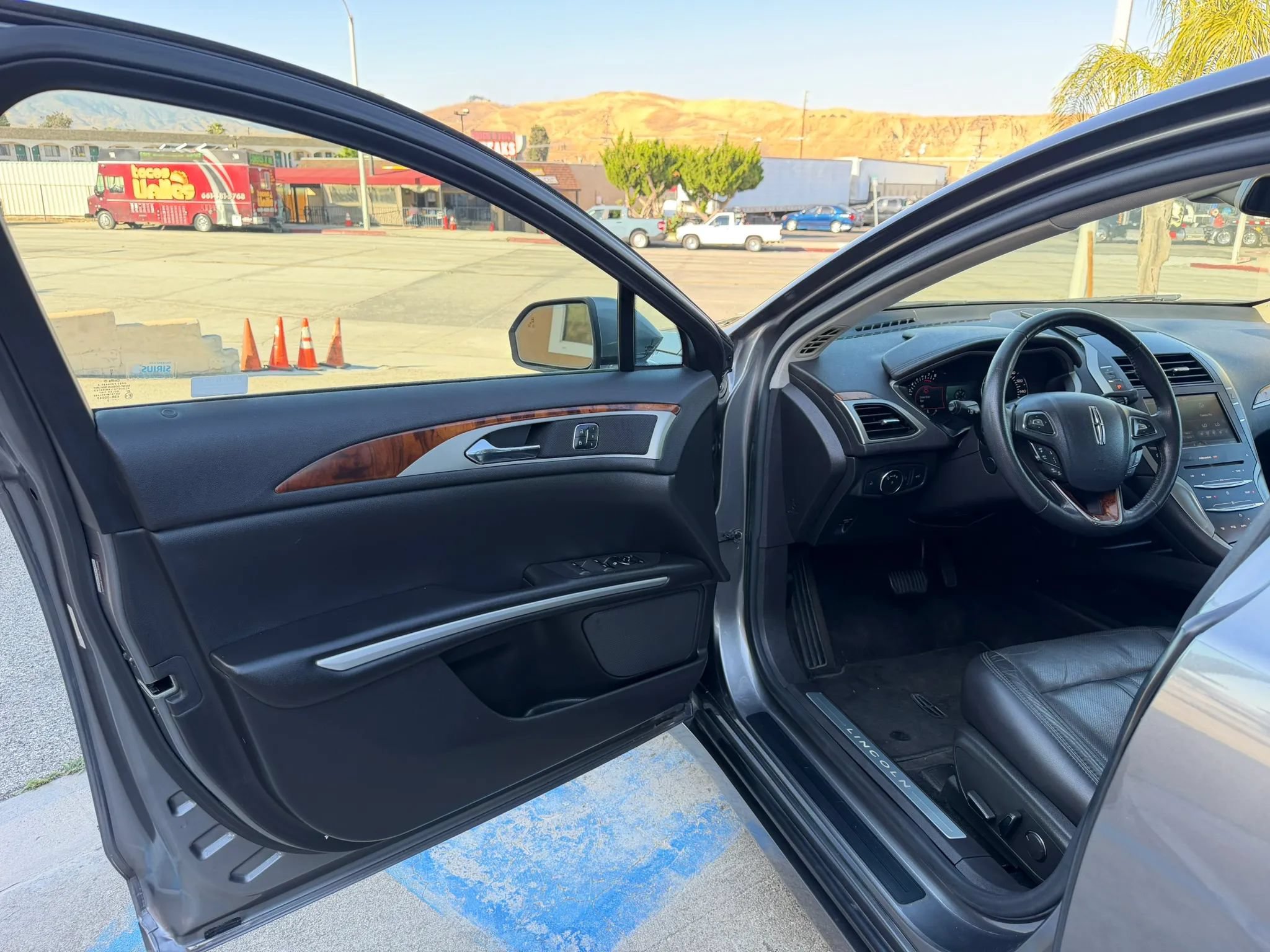 Used 2014 Lincoln MKZ FWD image 9