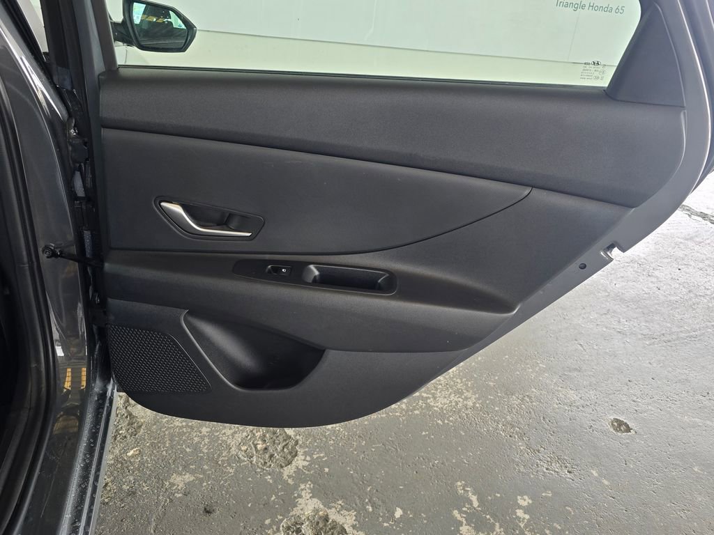 Used 2025 Hyundai Elantra SE FWD image 32