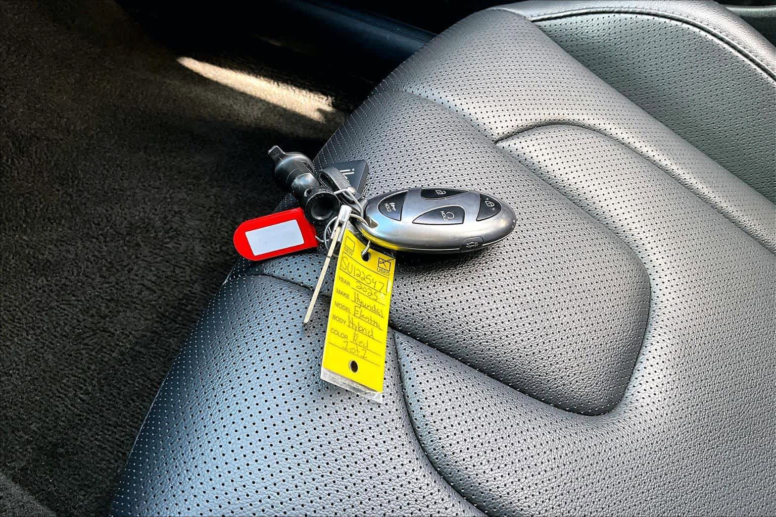 Certified 2025 Hyundai Elantra Limited FWD image 14