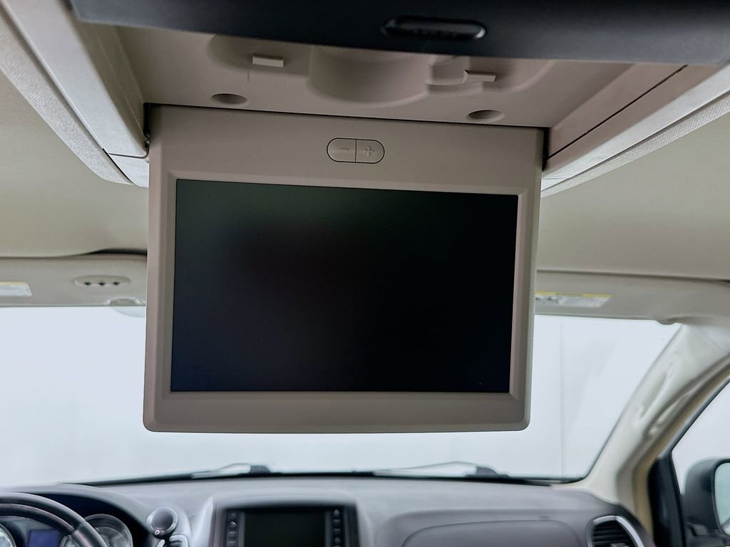 Used 2014 Chrysler Town & Country Limited image 25