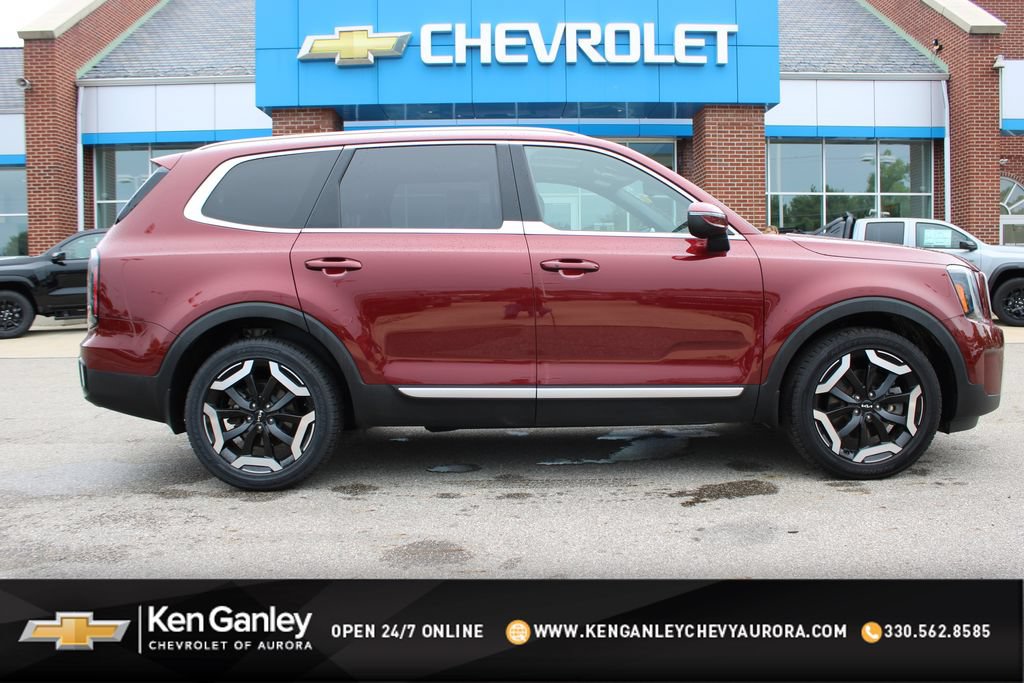 Used 2023 Kia Telluride EX w/ EX Captain's Chair Package AWD/4WD image 1
