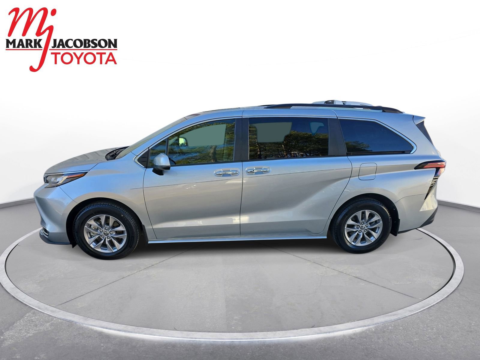 Used 2022 Toyota Sienna XLE image 12